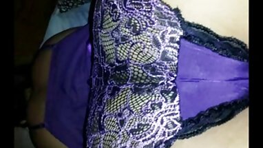 Người đưa sec tap the thư giao hàng