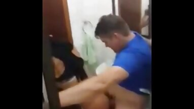 Da đen xinh xắn âm sex tập thể không che cần được lấp đầy tình với một công ty