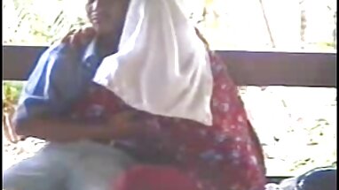 Busty sex tap the tren bien Heather chơi với cô ấy trong bồn tắm